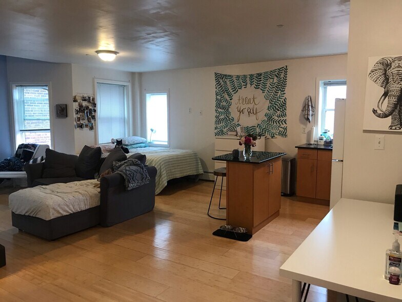 Building Photo - 65 Park Dr