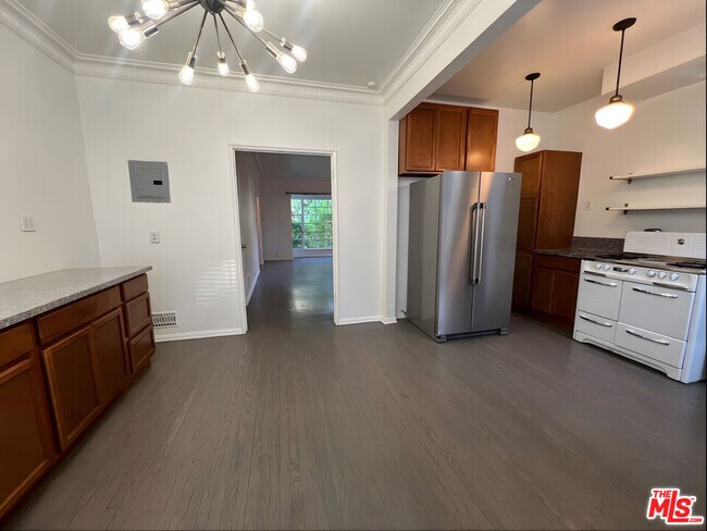 Primary Photo - 1441 Hayworth Ave