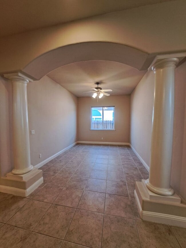 Building Photo - Charming 4 Bedroom House To Call Home!