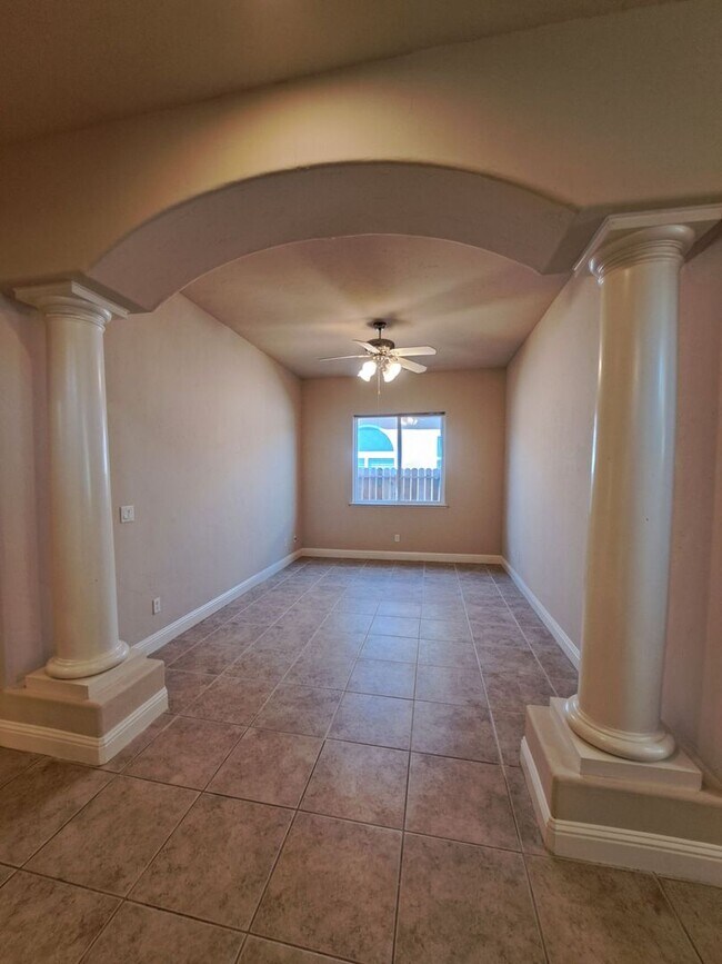 Building Photo - Move-in Special: Half Off the 1st Month's Rent – Charming 4 Bedroom House To Call Home!