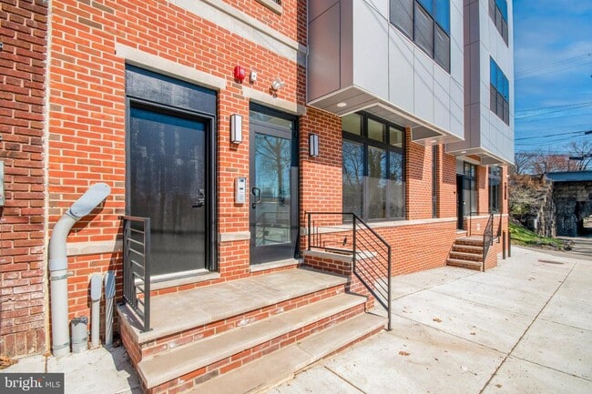 Building Photo - 6211 Woodbine Ave