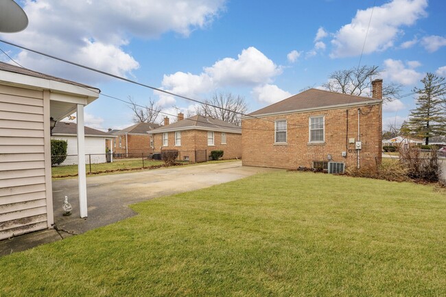 Building Photo - 2513 18th Ave