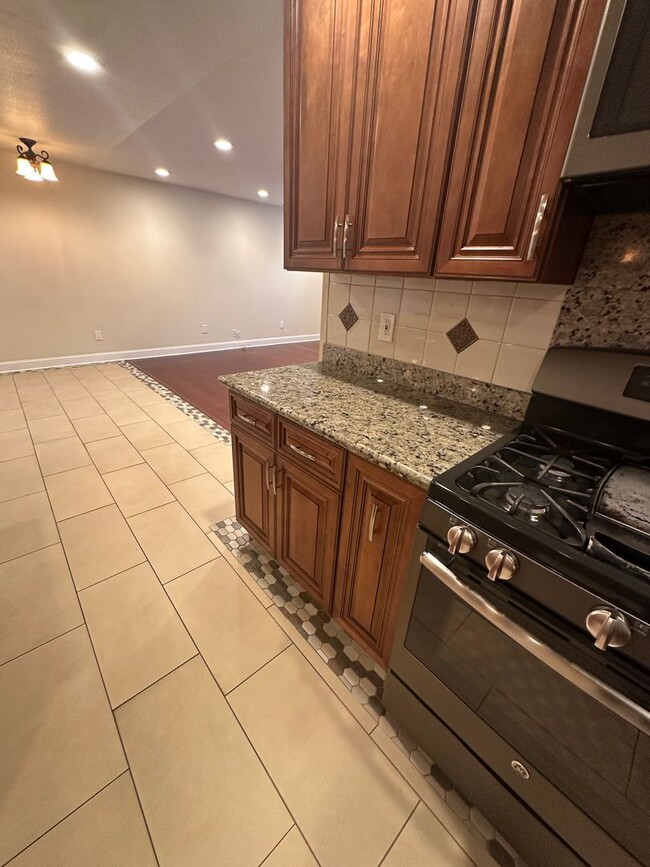 Building Photo - Gorgeous, 3 bedroom, 2.5 bath home, ready for move in