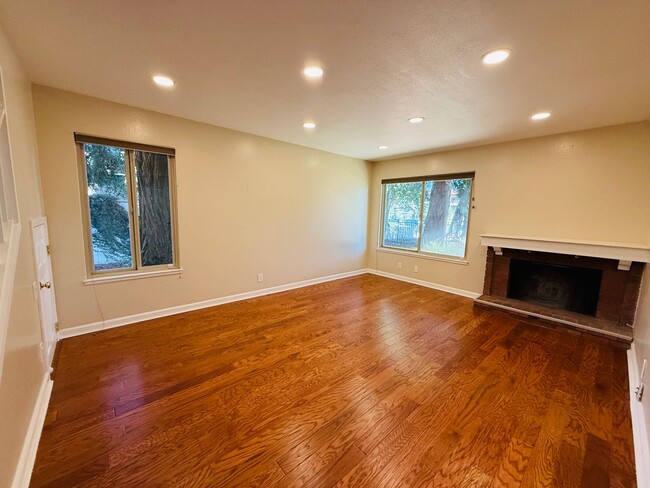 Building Photo - SAN JOSE WEST - Beautifully upgraded townh...