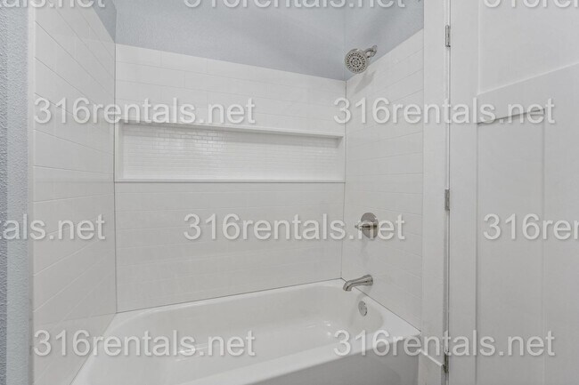 Building Photo - $750 - Studio / 1 bath - Beautiful newly renovated Multi-family home located in Delano