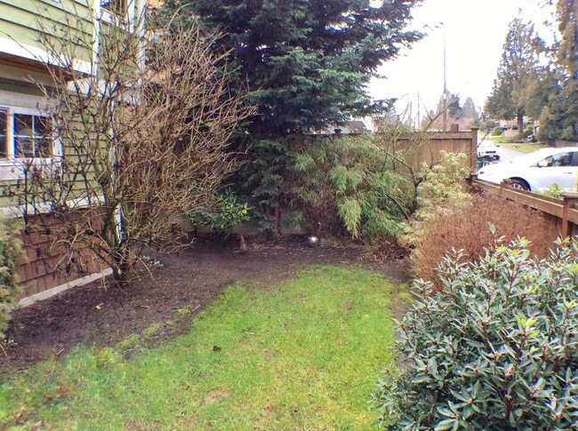 Building Photo - Bright and Sunny Townhouse