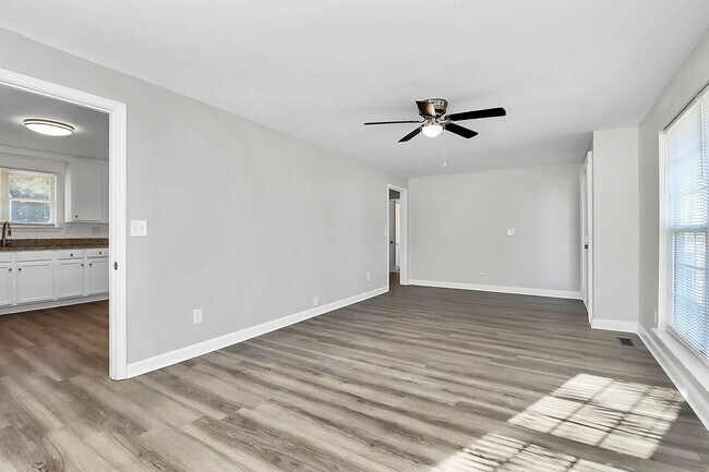 Building Photo - Newly renovated home - 3 Bed/2 Bath