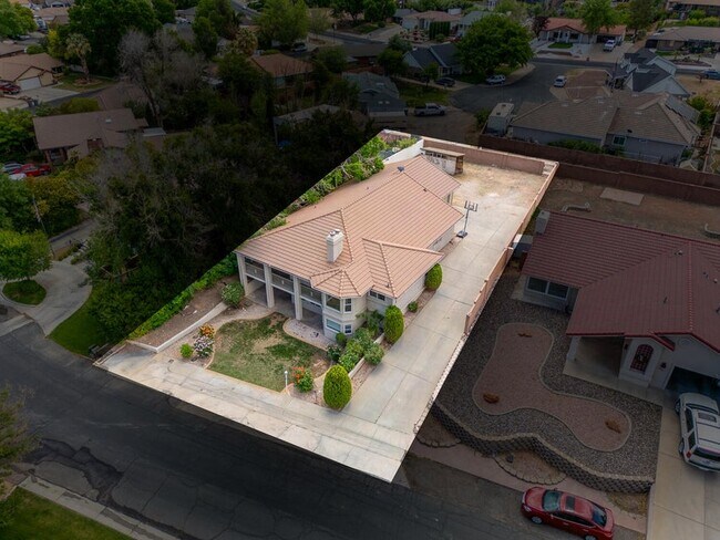 Building Photo - 984 Larkspur Rd