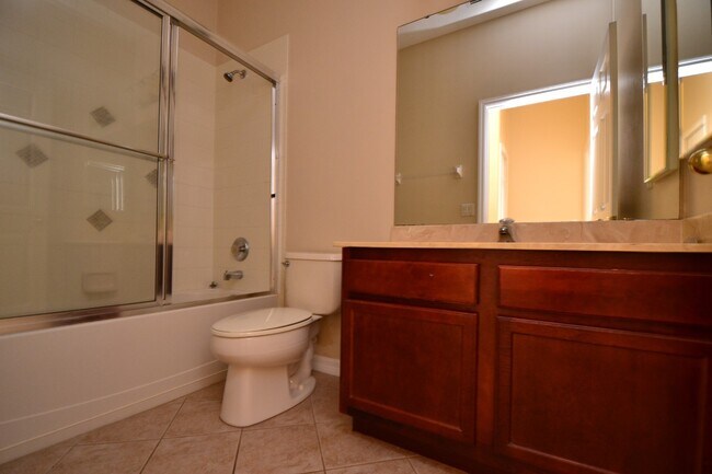 Building Photo - 4 BR Lakefront & Pool Home