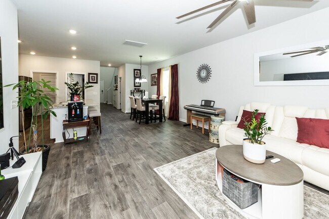Building Photo - 239 Pine Crest View Dr
