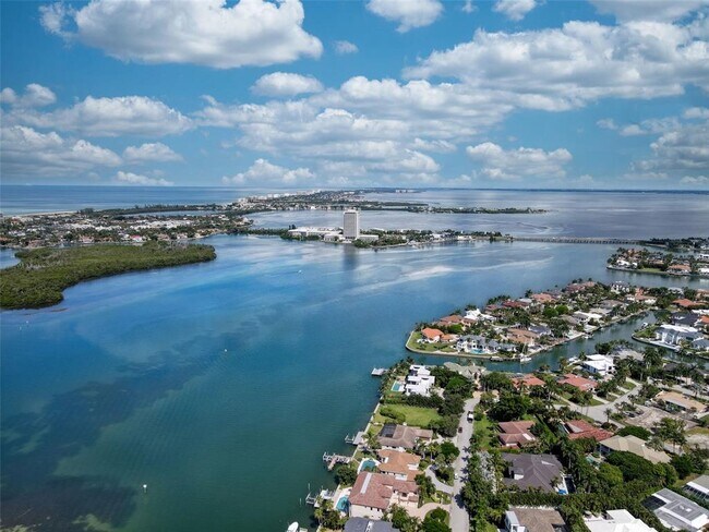 Building Photo - 567 Bird Key Dr