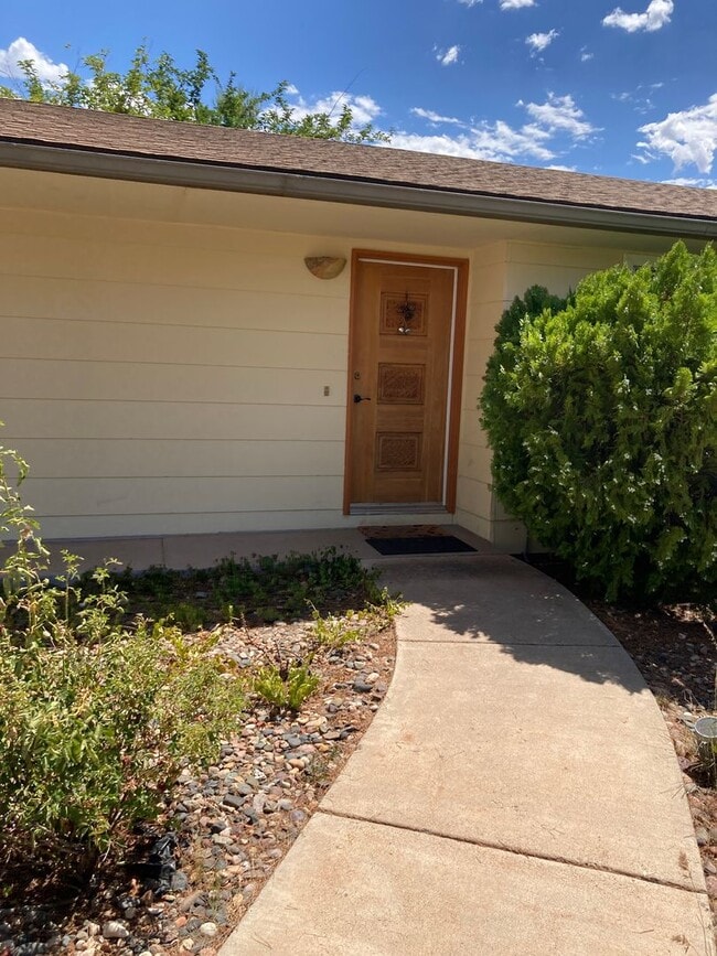 Building Photo - Lovely West Sedona home with large fenced ...