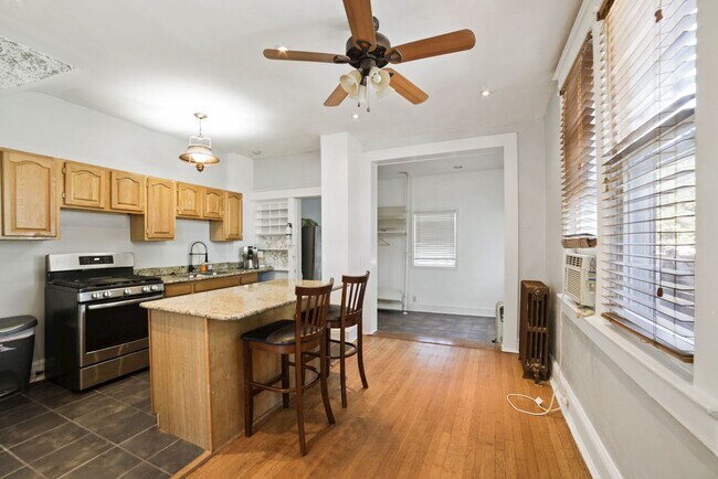 Building Photo - Available Now!  // 3bedroom 2.5 bathroom C...