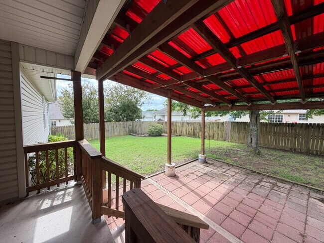 Building Photo - "Charming 3-Bedroom Summerbrooke home with 2 Full Baths with Fenced in, flat back yard”