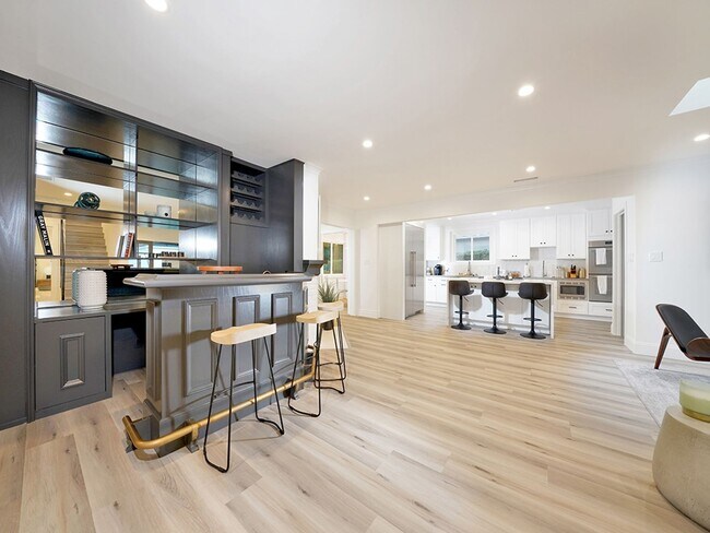 Building Photo - Luxe 5+4.5 w/detached studio, downstairs e...