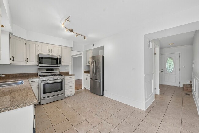 Building Photo - 2158 Countryside Cir