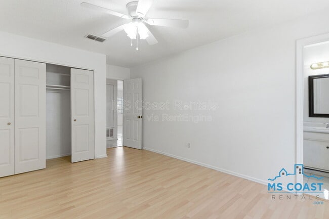 Building Photo - 167 Daisy St