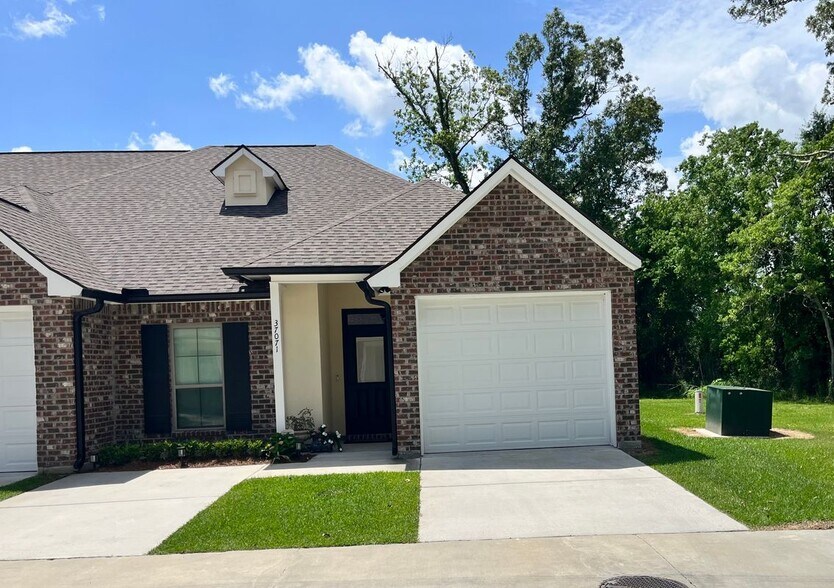 Building Photo - 37071 Woodbine Ct