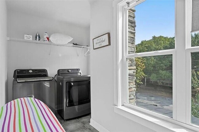 Building Photo - 813 Coleman St SW