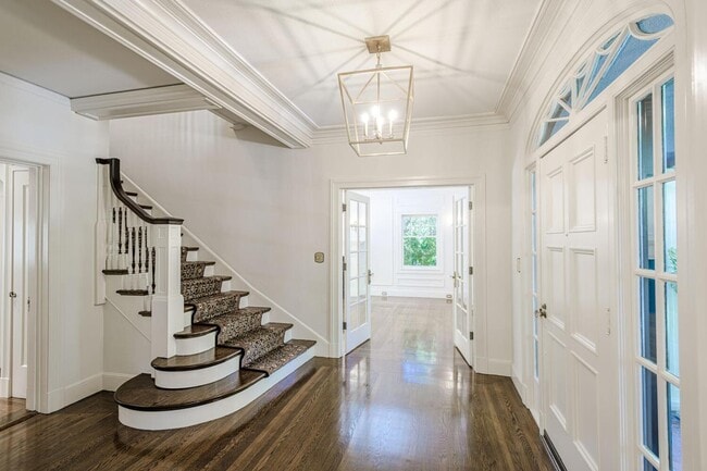 Building Photo - 719 W Poplar Ave