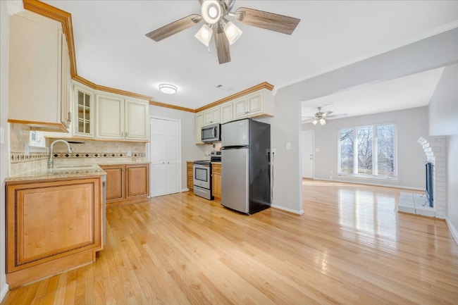Building Photo - 518 Hillview Dr