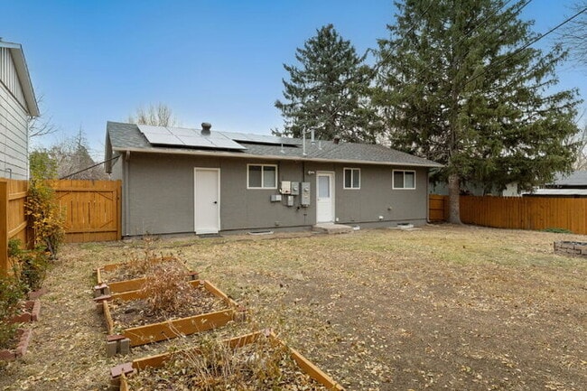 Building Photo - Charming Basement Apartment with Modern Finishes and Flat-Rate Utilities