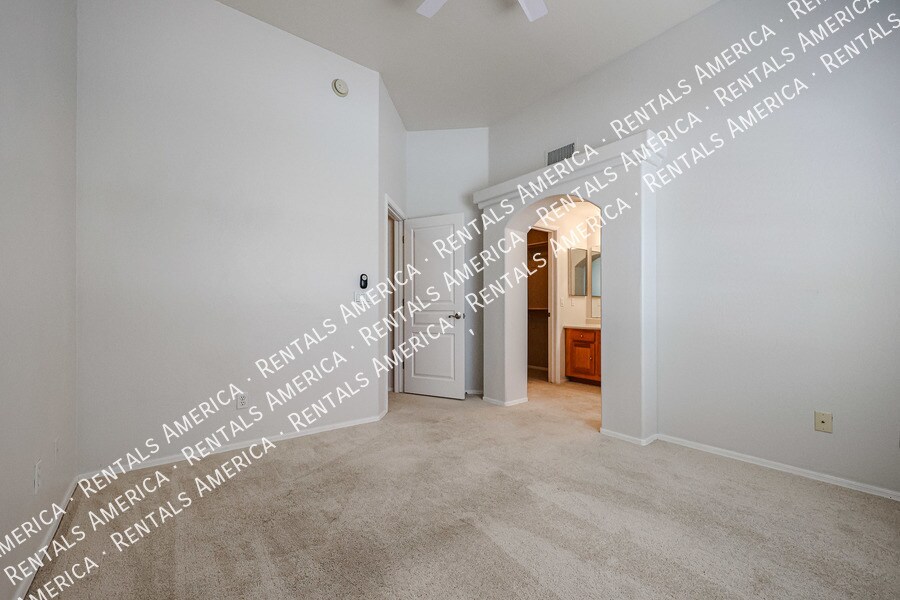 Building Photo - 1426 E Grovers Ave