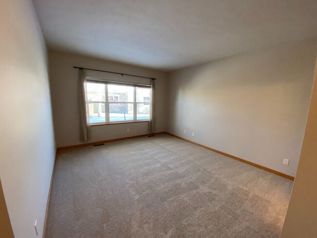 Building Photo - Stunning 2 bed 2 bath condo with double ga...