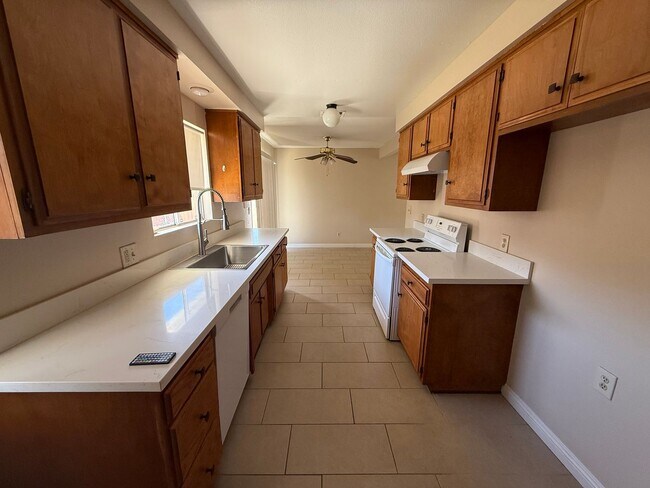 Building Photo - Duplex! 2 bedrooms 2 bathrooms