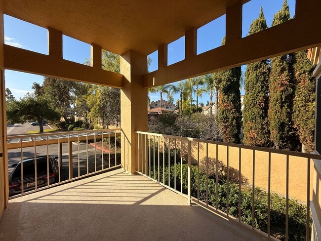 Building Photo - Bright 2BR/2BA Lofted Home with High Ceilings, Pool & 2 Parking Spaces in Clairemont!