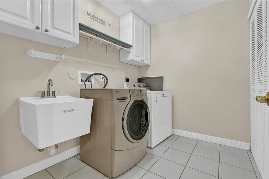 Building Photo - 10290 NW 60th Pl