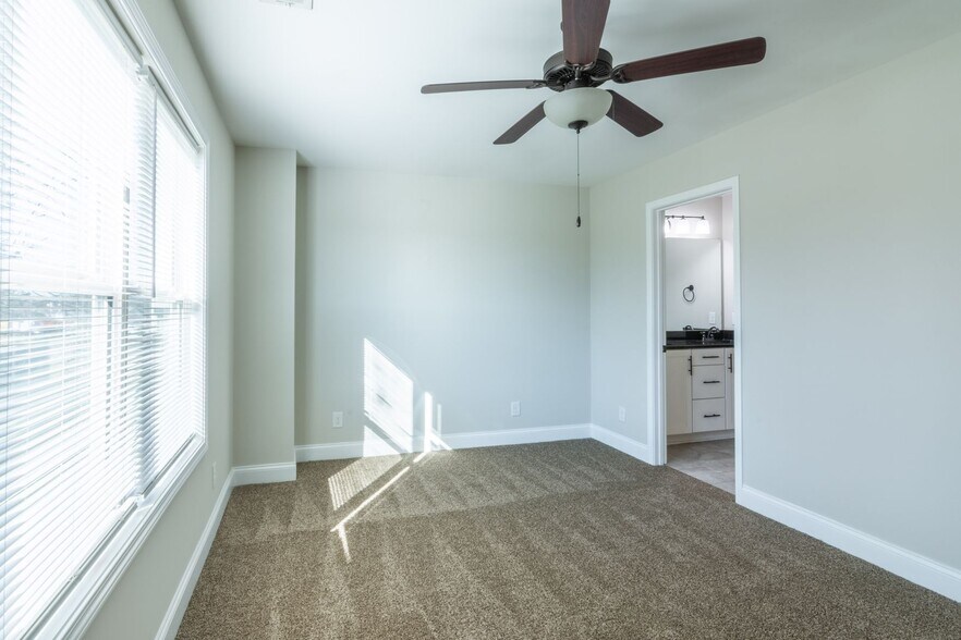 Building Photo - 212I Carver Ln