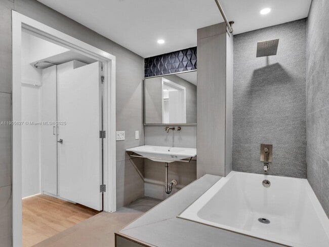 Building Photo - 725 NE 22nd St