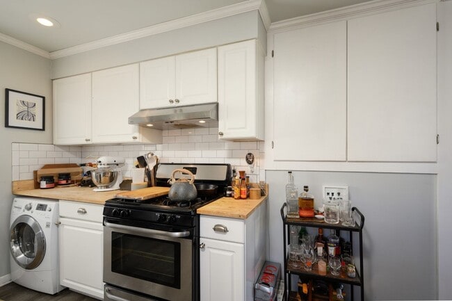 Building Photo - **RENOVATED COTTAGE IN THE NATIONS WITH AN...