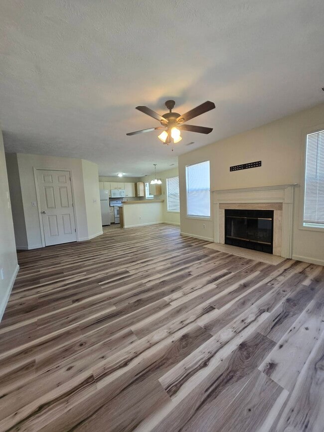 Building Photo - 1001 Brookhollow Dr