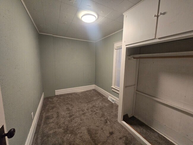 Building Photo - 406 N Bridge St