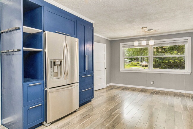 Building Photo - Beautiful East Hill home located in one of...