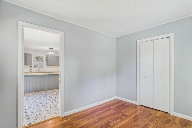 Building Photo - Charming Ranch Home with Bonus Studio & Ou...
