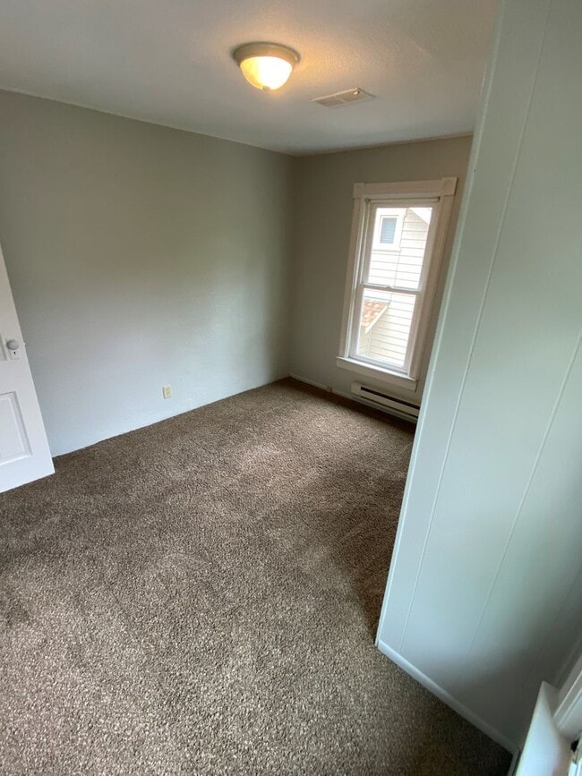 Building Photo - Newly Updated 2 Bedroom