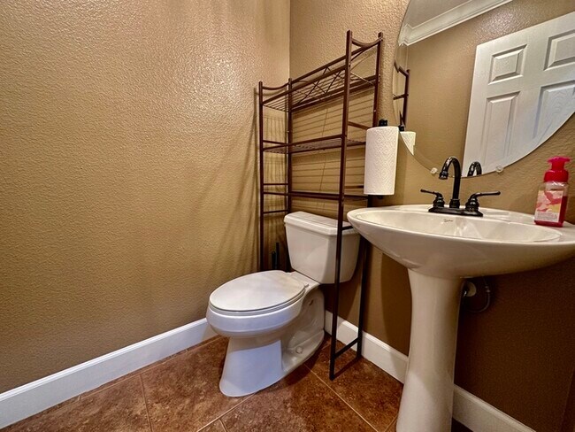 Building Photo - Must See This Beautiful 4 Bedroom 3 Bathro...