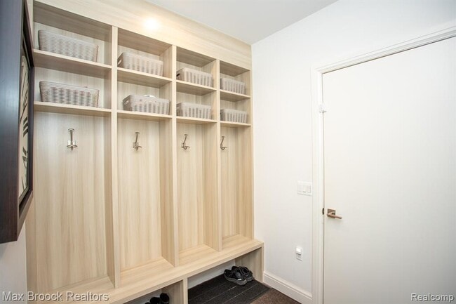 Building Photo - 25925 York Rd