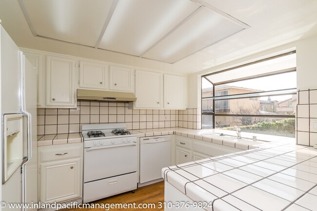 Building Photo - Private Rear Corner Townhome with Patio an...