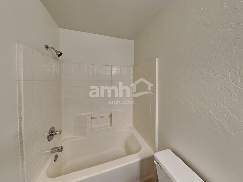 Building Photo - 2030 S 87th St