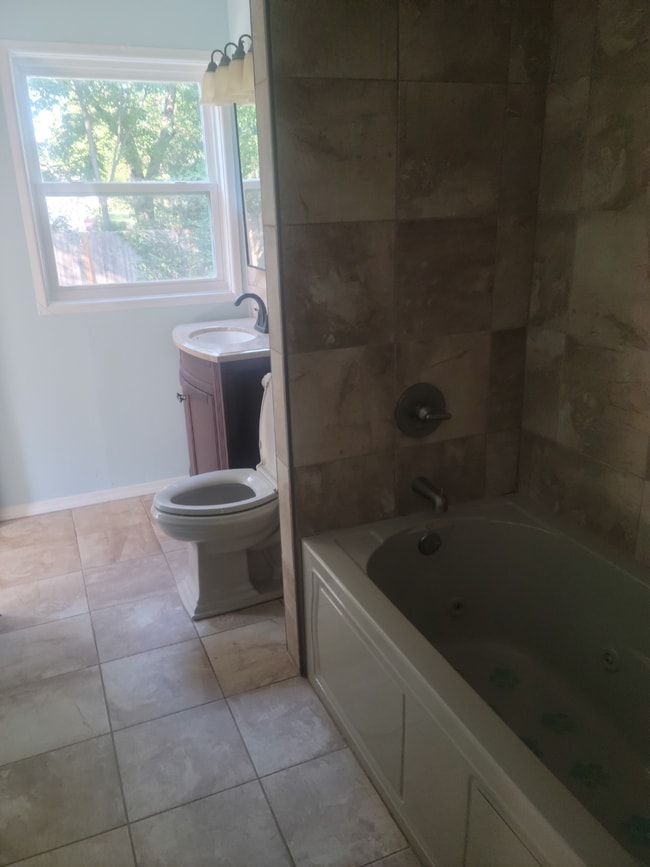 Building Photo - "Charming 3-Bed Home with Granite Elegance...