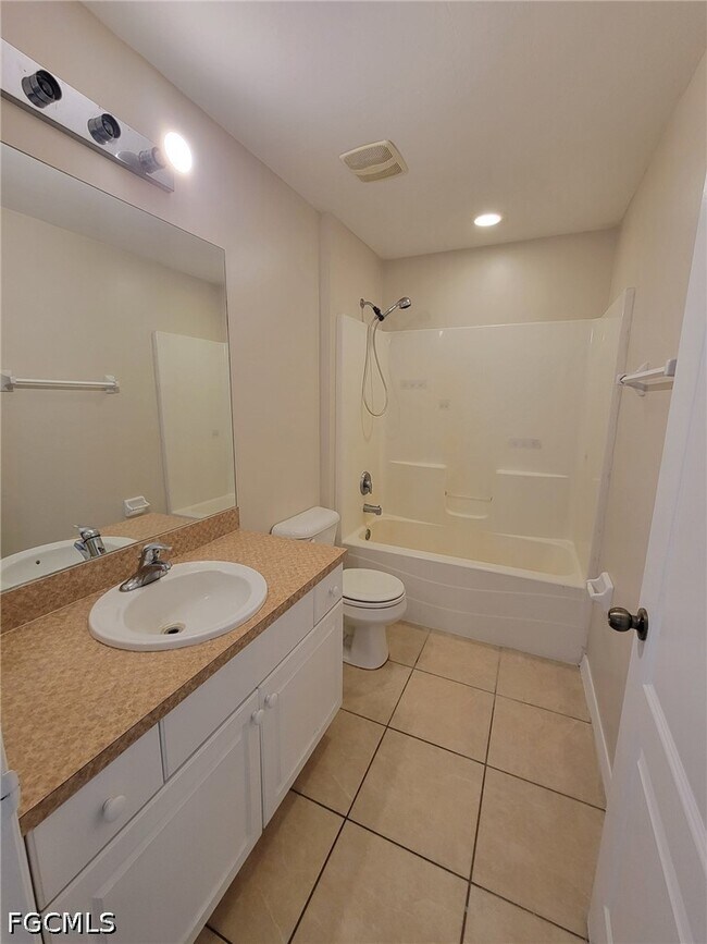 Building Photo - 1137 Deauville St E