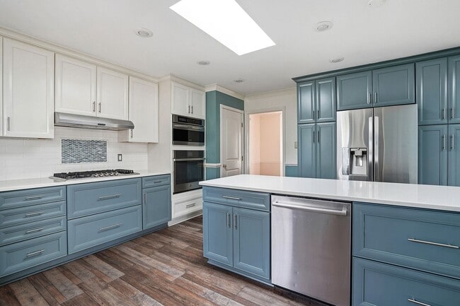 Building Photo - LIVE IN THE HEART OF RALEIGH-BEAUTIFUL AND FUNCTIONAL HOME AWAITS YOU!