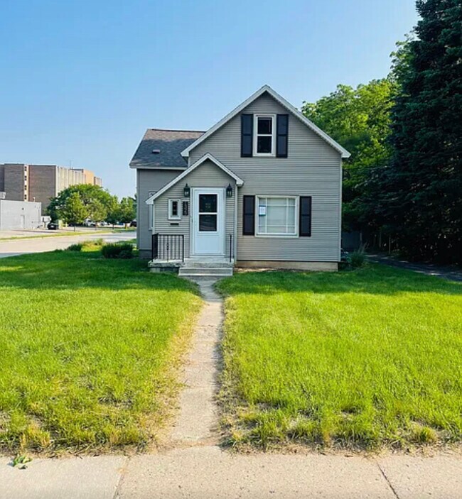 Primary Photo - 1323 Leonard St NE
