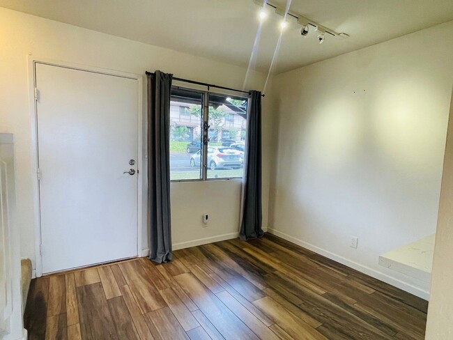 Building Photo - Partly Furnished 2-bedroom,1.5-bath Townho...