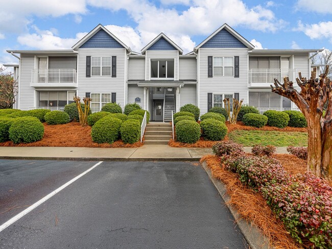 Building Photo - Gorgeous 2 bedroom home- Move-In Ready Condo in Parkview. Minutes to Downtown Greenville & the Ne...