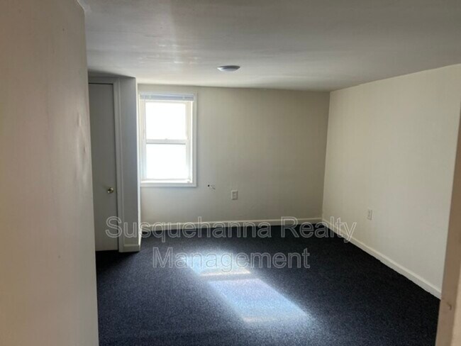 Building Photo - 127 S Cherry St